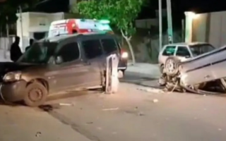 Choque y vuelco en Rivadavia: un auto impactó contra un utilitario estacionado