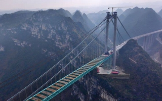 China estrena el puente más alto del mundo