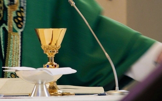 Sacerdote italiano recibió una bala en un pañuelo en plena misa 