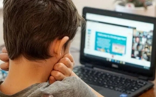 Cómo funciona el sistema de bloqueo de las computadoras entregadas a estudiantes de San Juan