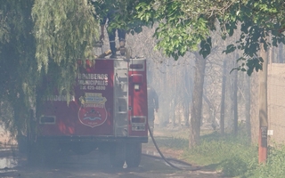 Un nuevo incendio en un baldío en Santa Lucía fue controlado por bomberos