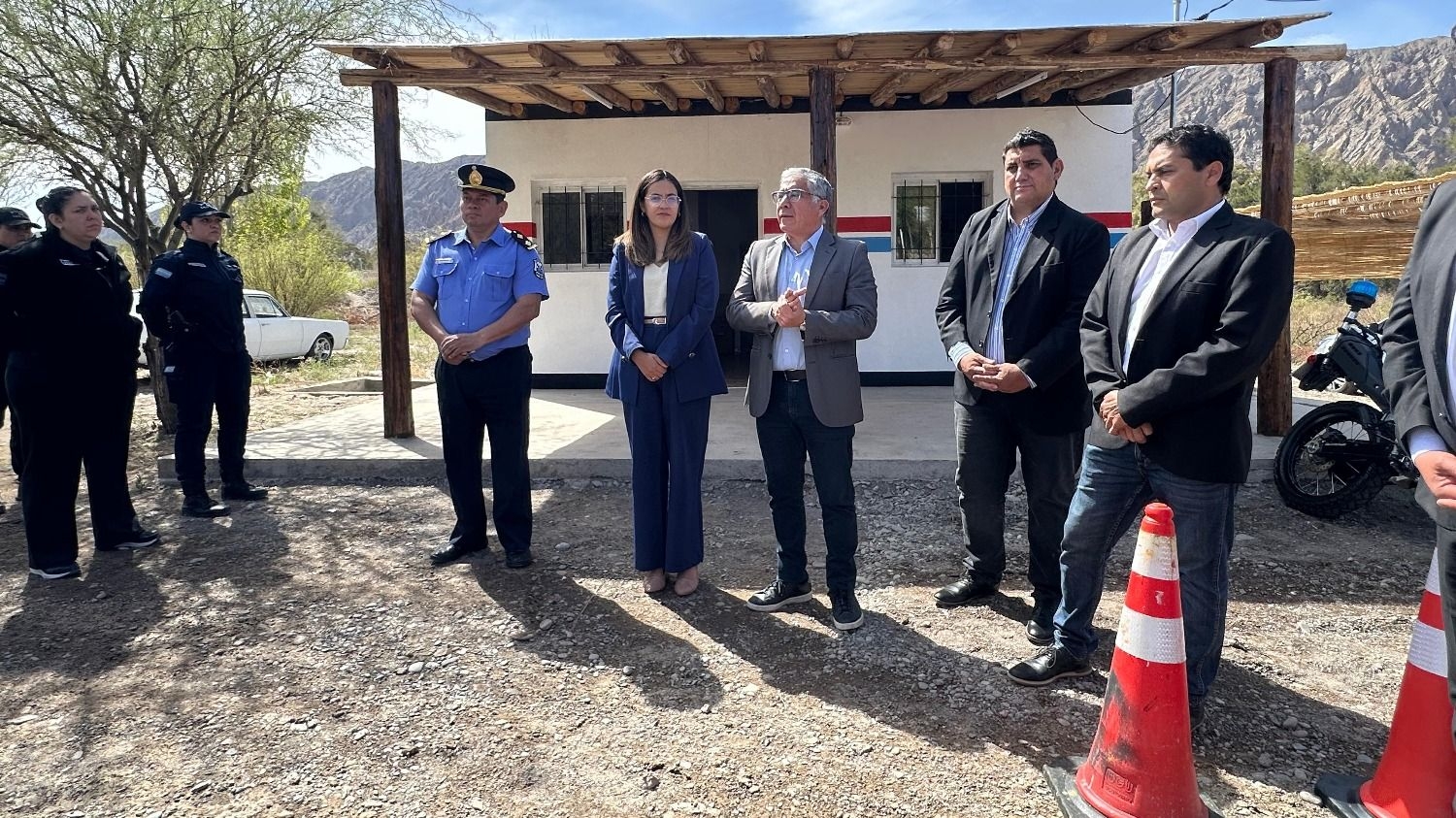En la inauguración de la garita estuvieron presentes el  secretario de Seguridad y los hermanos bloquistas Atampiz, intendente y diputado del departamento. Foto DIARIO HUARPE. 