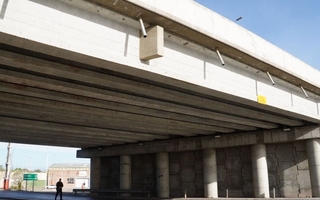 El hombre que se tiró de un puente en Ruta 40 está internado en coma