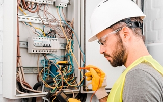 Empresa suma electricista con experiencia en mantenimiento industrial en San Juan