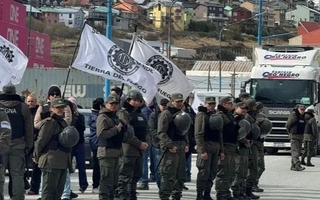 Javier Milei llegó a Tierra del Fuego en medio de marchas opositoras