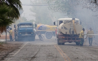 Un feroz incendio en una finca de Santa Lucía se propagó a una vivienda
