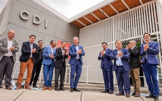 Orrego entregó notebooks e inauguró obras clave para los vecinos de Valle Fértil
