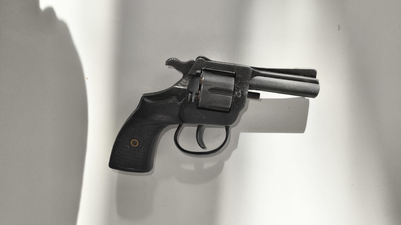 El revolver calibre 22 corto que fue secuestrado tras el encuentro violento entre padre e hijo.