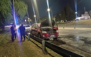 Temor en la Circunvalación: un auto se prendió fuego y provocó un caos