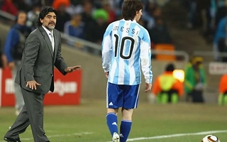 Piden retirar la 10 de la Selección por Messi y el antecendente con Maradona