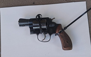 Lo interceptaron en Rawson y hallaron un revólver calibre 38 en su morral