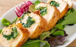 La receta keto de pechuga rellena que se prepara fácil y resuelve una comida