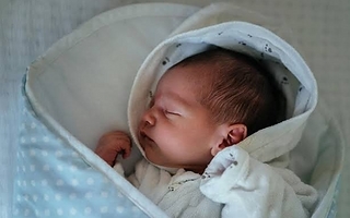 Un bebé nació en una casa e intentaron abandonarlo: está muy grave