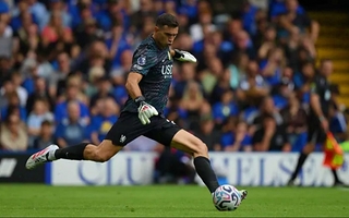 Xabi Alonso quedó encantado con el Dibu Martínez tras su debut en Chelsea