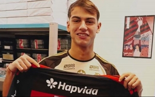 Joaquín Freitas fue presentado en Flamengo y firmó contrato hasta 2031