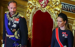 Haakon VIII juró como rey de Noruega sin Mette-Marit a su lado