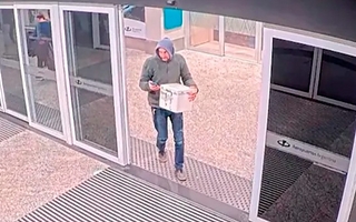 Quiso hacer una broma con un riñón en Aeroparque y terminó detenido