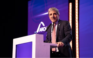 Caputo cruzó a los industriales: “Defiendo a los argentinos, no a determinados empresarios”