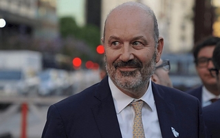 Sturzenegger criticó las leyes de compre local que impulsan las provincias mineras