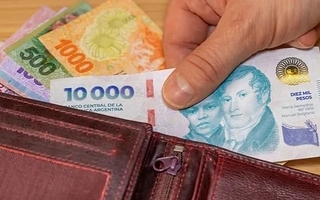 El Gobierno fijó el salario mínimo vital y móvil por decreto a $383.800