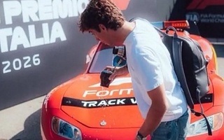 Colapinto casi protagoniza un accidente con el Rayo McQueen en Italia