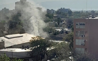Cerca del Centro Cívico se incendió un auto y alarmó a los vecinos