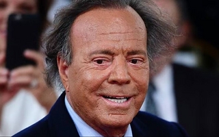 Acusan a Julio Iglesias de agresión sexual y explotación laboral