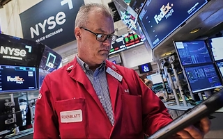 El riesgo país bajó a 490 puntos y los bonos soberanos subieron 0,4%