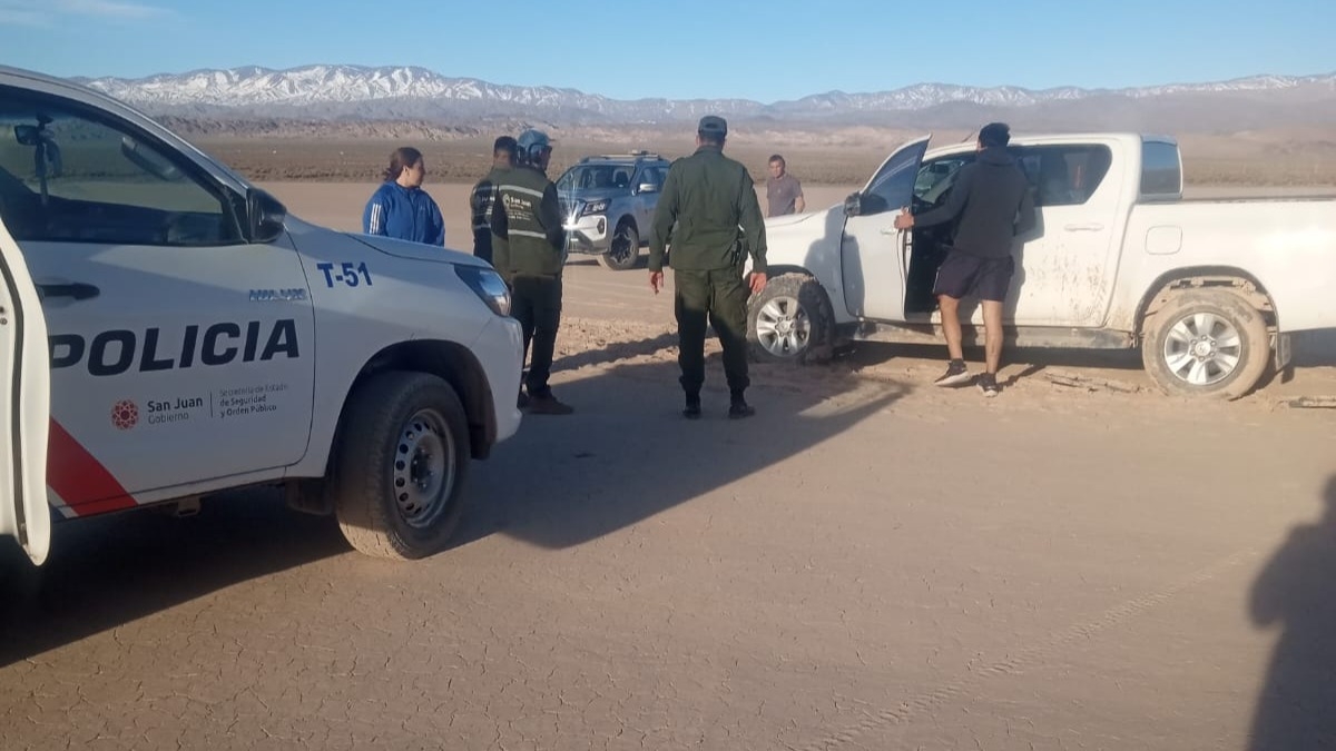 Autoridades policiales, de Gendarmería y Ambiente se trasladaron al lugar para la entrega del rodado.