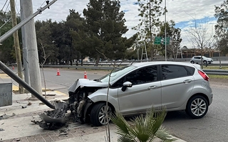 Chocó contra un poste y derribó una luminaria en Avenida Circunvalación