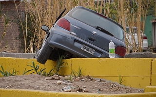 Se quedó dormido al volante y terminó dentro de una acequia en Pocito