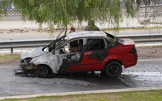 Se incendió un auto cuando ingresaba a Circunvalación: intervino bomberos
