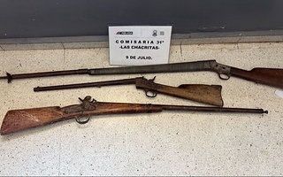 Hallaron tres rifles envueltos en una manta en un callejón y no saben de quién es