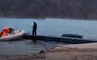 Una camioneta terminó semihundida en el dique Punta Negra e investigan porqué