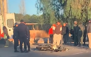 Un camión y una moto chocaron frente al aeropuerto y hubo un herido