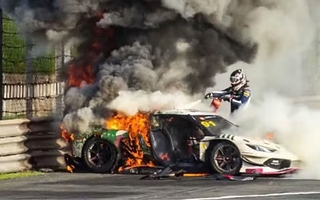 Un piloto rescató a su rival de un auto en llamas durante una carrera