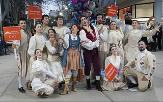 Elenco sanjuanino de Moliendo a Molière copó la Peatonal
