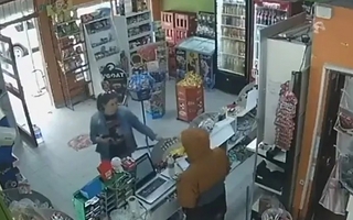 Entró a robar, encerró a la empleada en el baño y atendió a una clienta