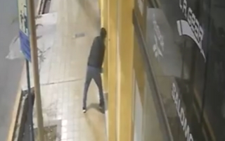 Rompió el vidrio de un outlet deportivo de Capital y se robó todo lo que había