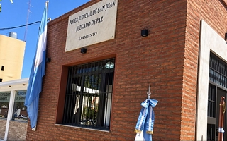 Pese a tener pulsera, intentó frenar una audiencia con una bomba falsa