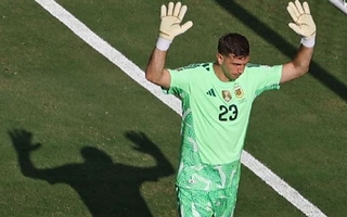 Dibu Martínez fue nominado por quinta vez al Trofeo Yashin 2026
