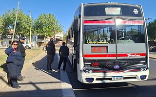 Un colectivo chocó con una camioneta 4x4 en una esquina de Santa Lucía