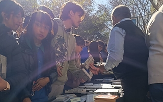 Éxito total de la suelta de libros: los ejemplares se agotaron en minutos