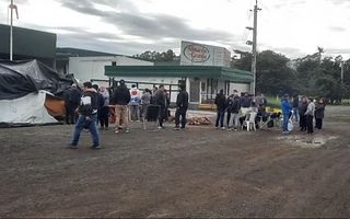 Despidieron a 700 trabajadores de la empresa avícola Granja Tres Arroyos 