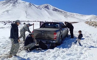 Su familia quedó varada en la nieve y caminó 15 kilómetros para pedir ayuda