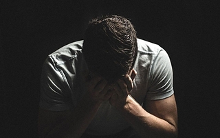 El endeudamiento doméstico afecta la salud mental de miles de jóvenes