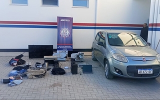 La policía secuestró pertenencias robadas dentro de un auto
