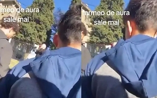 Un profesor retó con un megáfono a sus alumnos por “farmear aura” y quedó grabado