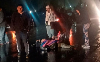 Un motociclista cayó en Ruta 20 por culpa de la lluvia y quedó herido
