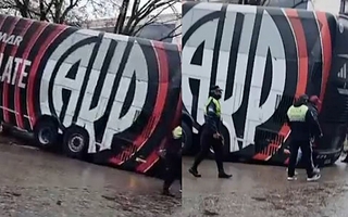 El micro de River quedó atascado y tuvieron que buscar otro para llegar a la cancha